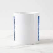 Gedefocuseerd naar boven uitzicht van kantoor die  grote koffiekop (Voorkant)