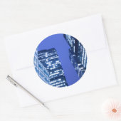 Gedefocuseerd naar boven uitzicht van kantoor die ronde sticker (Envelop)