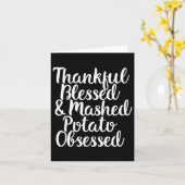 Gedekte, gebroken en gebroken aardappelen met een  kaart (Gele Bloem)