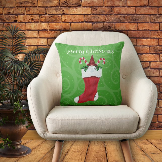 Gedekte gnoom in kerstmis met groene kruipers kussen (Little gnome with white beard in red Christmas Stocking candy canes green swirled throw pillow.)