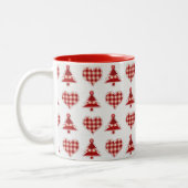 Gedekte kerstbomen en harten tweekleurige koffiemok (Links)