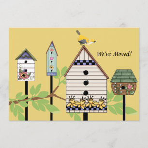 Gedekte vogelhuizen die aankondiging verplaatsen