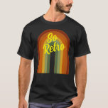 Gedempt tot retorium Seventies Groovy Rainbow Blac T-shirt<br><div class="desc">Retroregenboogontwerp. Regenbooglagen in gedempte kleuren,  oranje,  rood en groen. Groovy retro regenboogcadeaus,  thuisdecor. Retroregenboogzeven,  fleskoeler.</div>