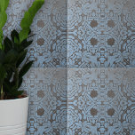 Gedempte Grijze Blauwe Bloemen en Geometrische Pat Tegeltje<br><div class="desc">Deze keramische tegel toont een ingewikkeld en symmetrisch ontwerp dat een harmonieuze samensmelting is van bloemen- en geometrische patronen. Fijne bladeren en bloesems zijn elegant met elkaar verweven, waardoor een boeiende visuele ervaring ontstaat. Het ontwerp is geplaatst tegen een gedempte grijze achtergrond, met levendige blauwe patronen voor een opvallend contrast....</div>