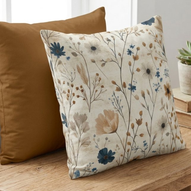 Gedempte Indigo en Amber Herfst Wilde Bloem Bloems Kussen (A watercolor wildflower throw pillow for a sister's birthday gift to decorate her new living room.)