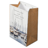 Gedempte kustboten bij Harbour Seascape Bruiloft Medium Cadeauzakje (Achterkant Gekanteld)