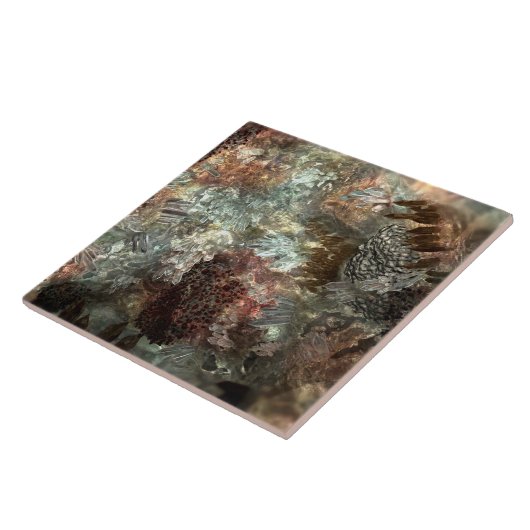 Gedempte lagen bruine kristallen tegeltje (Zijkant)