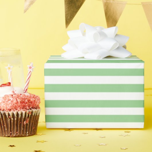 Gedempte lichtgroene en witte gestreepte patroon cadeaupapier (Verjaardagsfeest)
