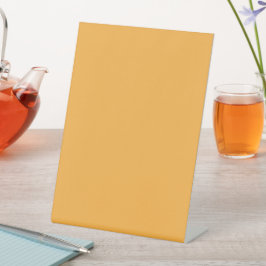 Gedempte oranje achtergrondtextuur voor web en pri reclamebord met voetstuk