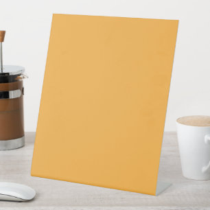 Gedempte oranje achtergrondtextuur voor web en pri reclamebord met voetstuk