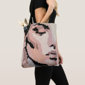 Gedempte Pixel Vrouw met Machtige Quote Tote Bag (Dichtbij)