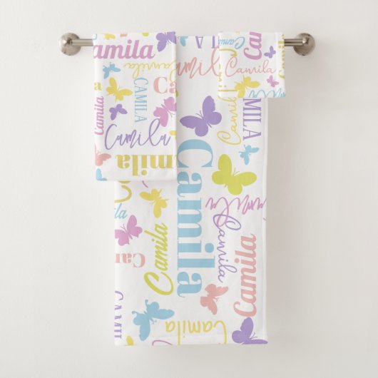 Gedempte regenboog vlinders aangepaste naam Camila Bad Handdoek (Insitu)