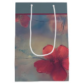 Gedempte roze bloemen middelgrote cadeautas (Achterkant)