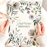 Gedempte Waterverf Floral 2025 Aangepaste naam Planner<br><div class="desc">Omarm de zachte schoonheid van gedempte bloemen met deze elegante planner. Waterverf bloemen in zachte tinten lavendel en grijze creëer een serene achtergrond voor uw dromen en aspiraties. Stel je voor dat je je gedachten en afspraken opschrijft te midden van deze rustige tuin. Personaliseer het met jouw naam en laat...</div>