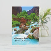 Gedenkdienst, turquoise stroom, rode rotsen kaart (Staand voorkant)