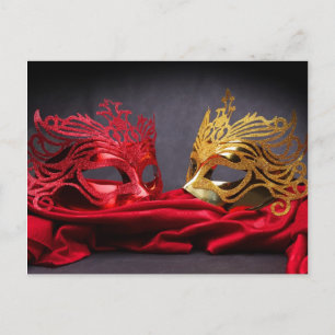 Gedestilleerd maskerade masker op rode fluwelen briefkaart