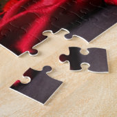 Gedestilleerd maskerade masker op rode fluwelen legpuzzel (Zijkant)