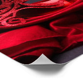 Gedestilleerd maskerade masker op rode fluwelen poster (Hoek)