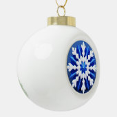 Gedetailleerd ontwerp van de witte sneeuwvlok keramische bal ornament (Links)