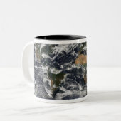 Gedetailleerd satellietuitzicht van de aarde tweekleurige koffiemok (Voorkant links)