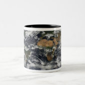 Gedetailleerd satellietuitzicht van de aarde tweekleurige koffiemok (Center)