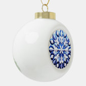Gedetailleerde blauwe sneeuwvlok keramische bal ornament (Links)