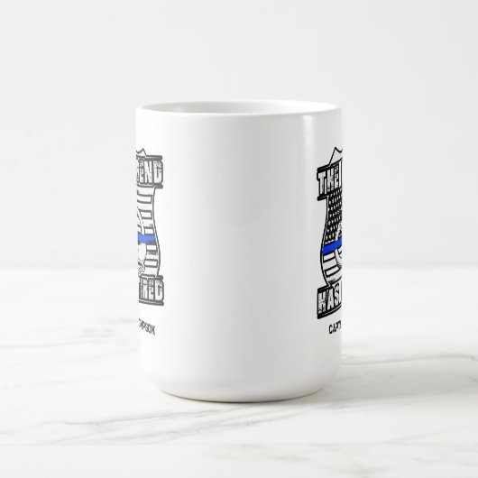 Gedetailleerde Mok koffie van politieagent in rust (Center)