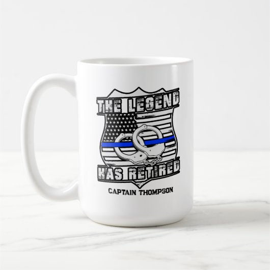 Gedetailleerde Mok koffie van politieagent in rust (Links)