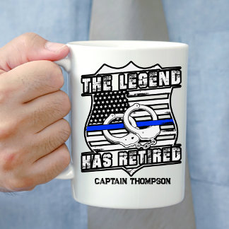 Gedetailleerde Mok koffie van politieagent in rust