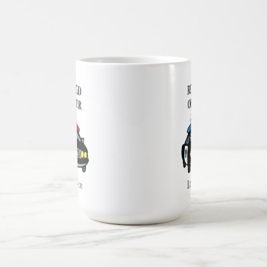 Gedetailleerde Mok koffie van politieagent in rust (Center)