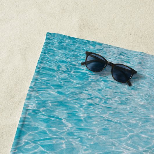 Gedetailleerde reflecties op waterpolen strandlaken (In situ)