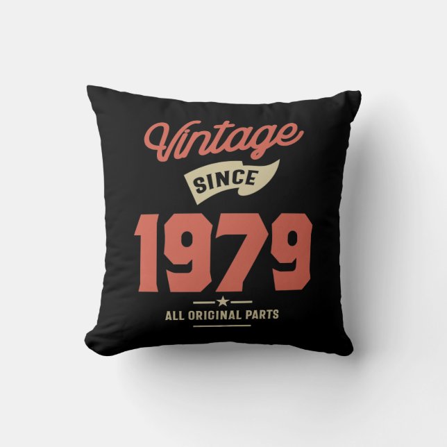 Gediend in 1979, Birthday Gift Kussen (Voorkant)