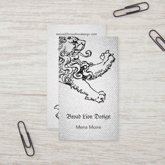 Gedompelde lion-blik visitekaartje (Voorkant / Achterkant in situ)