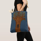 Gedraaide boom met blauwe achtergrond tote bag (Dichtbij)