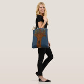 Gedraaide boom met blauwe achtergrond tote bag (Op model)