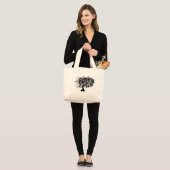 Gedraaide jonge boom grote tote bag (Voorkant (model))