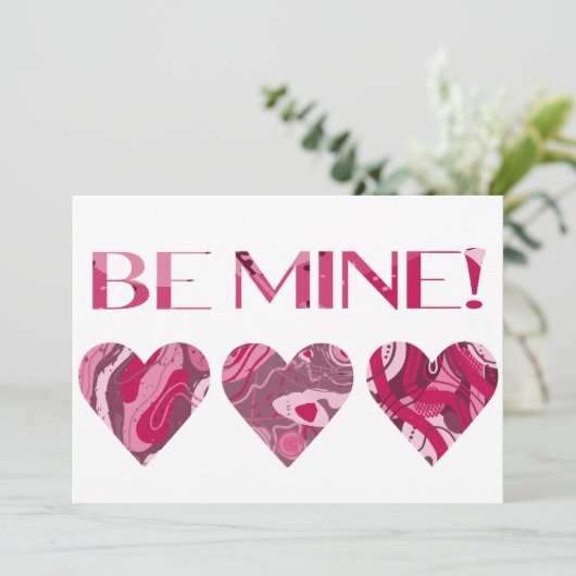 Gedraaide roze rode valentijnskaart wees van mij feestdagenkaart (Staand voorkant)