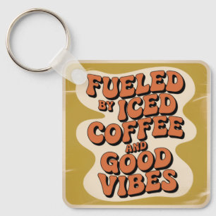 Gedreven door ijskoude koffie en goede vibes sleutelhanger