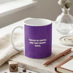 Gedreven door koffie en knuffels van kleine mensje koffiemok