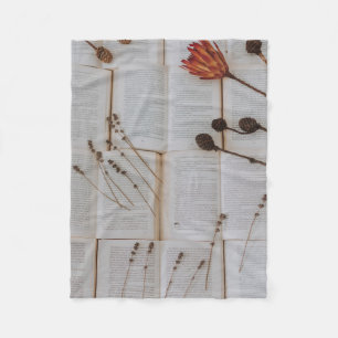 Gedroogde bloemen op boeken fleece deken