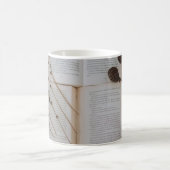 Gedroogde bloemen op boeken koffiemok (Center)