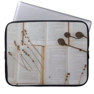 Gedroogde bloemen op boeken laptop sleeve