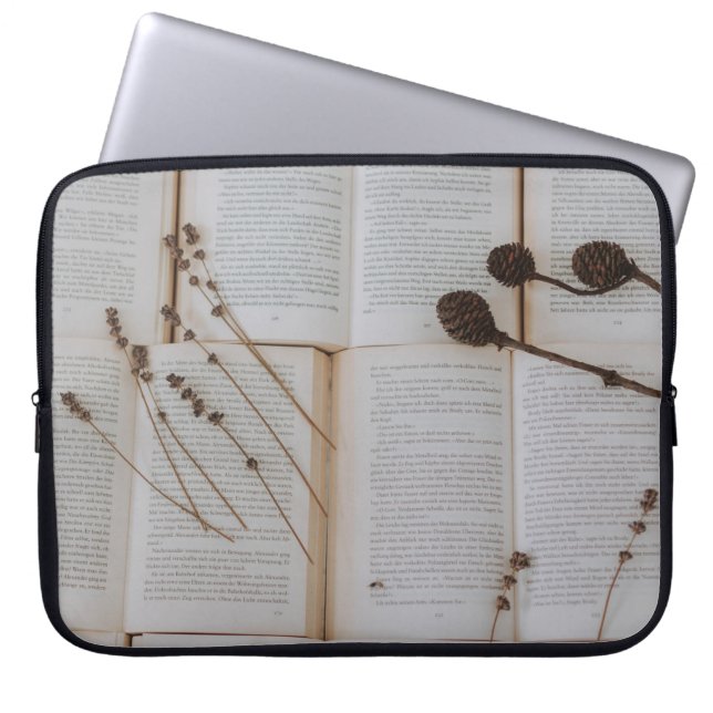 Gedroogde bloemen op boeken laptop sleeve (Voorkant)