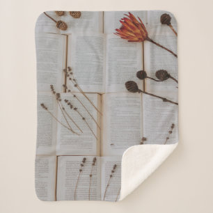 Gedroogde bloemen op boeken sherpa deken