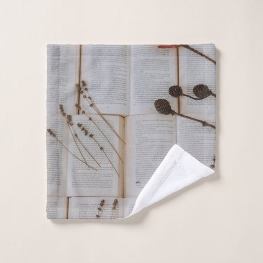 Gedroogde bloemen op boeken washandje (Wasdoekje)