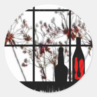 Gedroogde bloemen vensterbank met rode glazen fles ronde sticker
