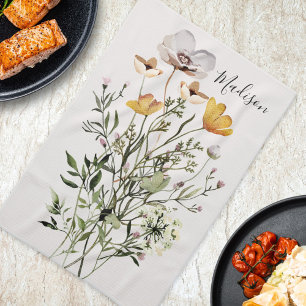 Gedroogde boeket van wilde bloemen met monogram theedoek