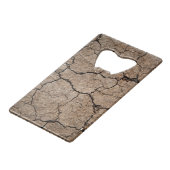 Gedroogde, gekrackte modder creditkaart flessenopener (Voorkant Gekanteld)