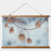 Gedroogde hop Garland op de Snowy-achtergrond Hangend Wandkleed (Voorkant)