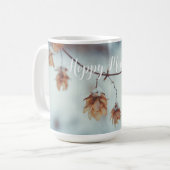 Gedroogde hop Garland op de Snowy-achtergrond Koffiemok (Voorkant links)